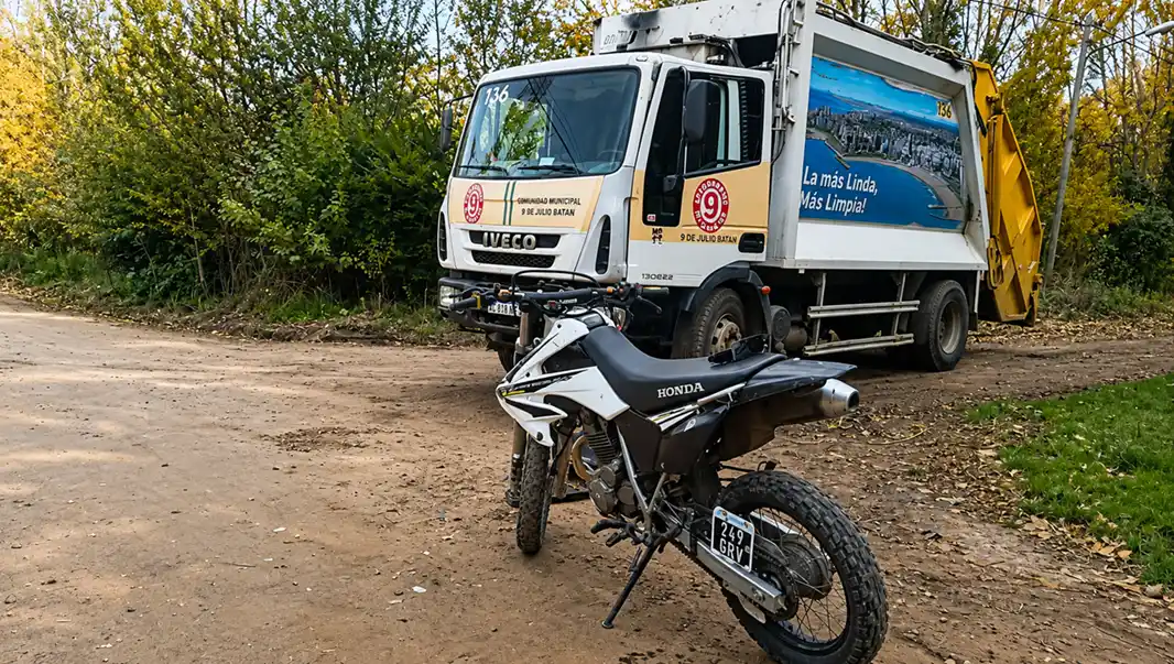 El conductor de la moto resultó herido por el camión recolector.