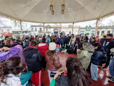 A pesar de la lluvia, la Asamblea Transfeminista se concentró por el triple femicidio de Varela