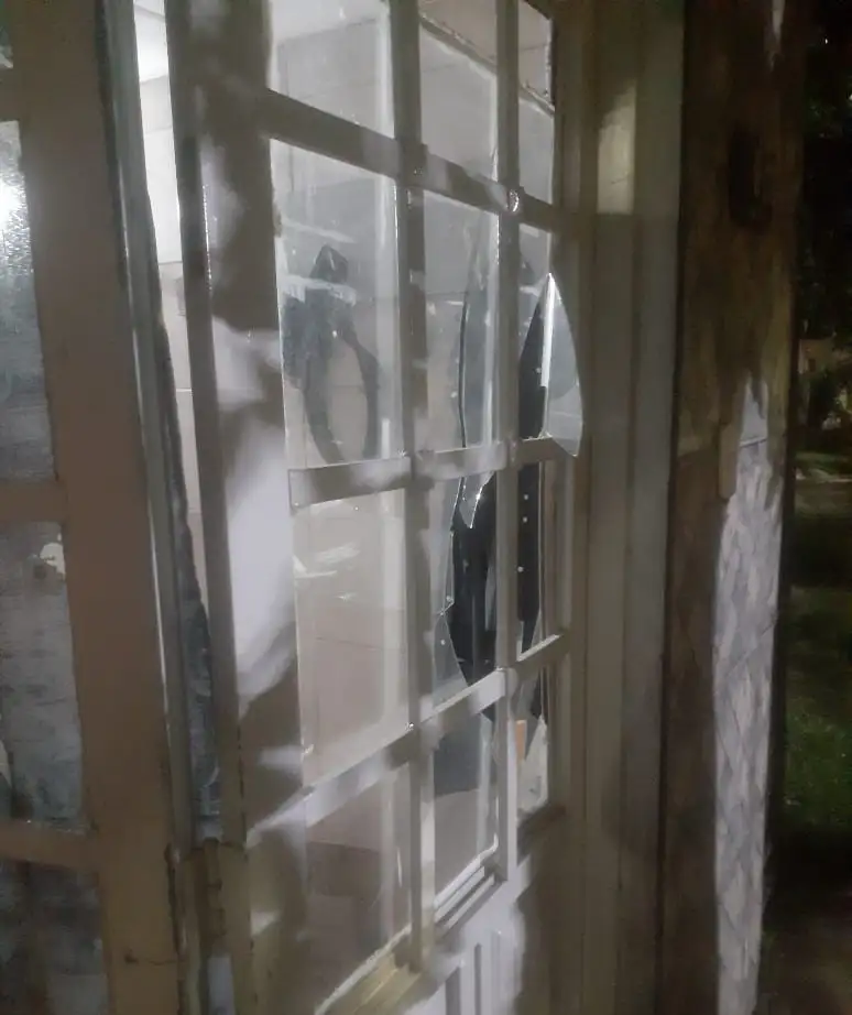 El hombre provocó daños en el portón y luego huyó.