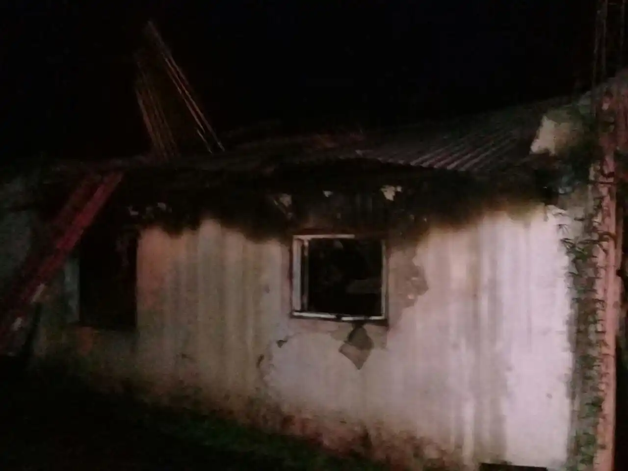 Un hombre falleció en Carbó tras un grave incendio de su casa