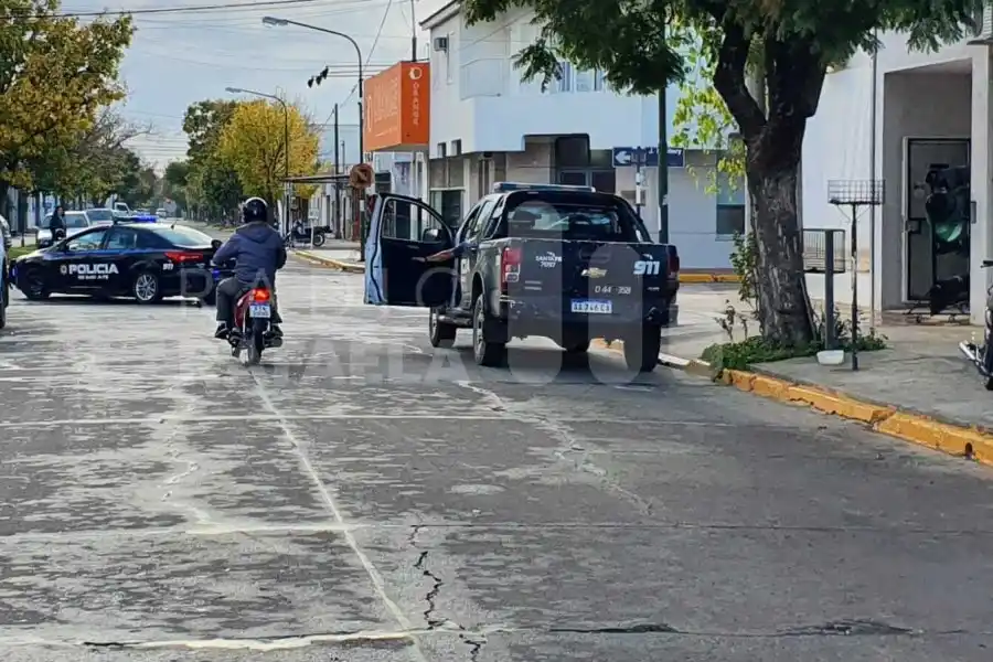 Atraparon a dos chicos intentando robar un galpón: uno de ellos estaba escondido abajo de un auto abandonado