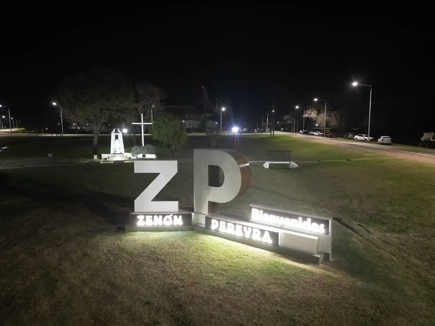 El cartel iluminado con las siglas "ZP" y el nombre completo de la localidad, junto a un panel que dice "Bienvenidos", se erige como nuevo ícono