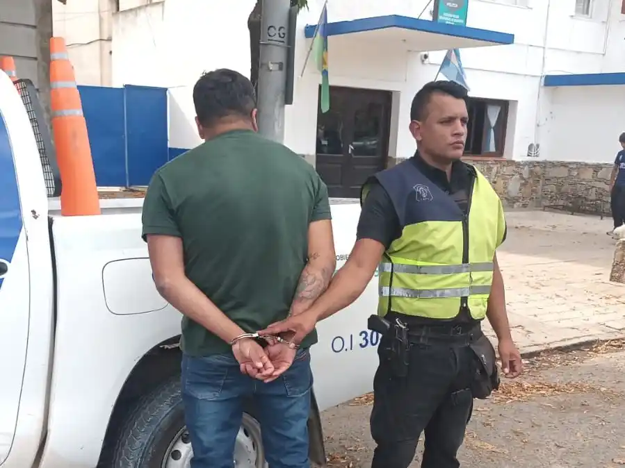 En una pelea en plena separación, un hombre comenzó a romper la casa y tomó a su pareja del cuello