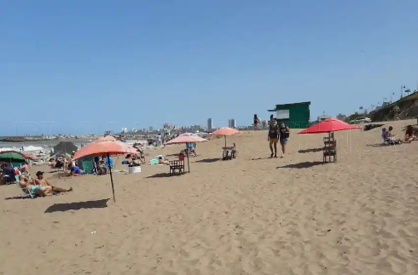 Alquilaban sombrillas donde funcionaban las playas públicas de la Provincia