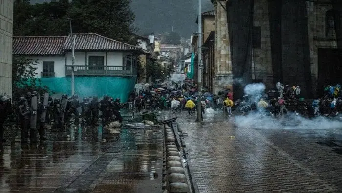 COLOMBIA SIGUE ALBOROTADA: tres heridos dejan disturbios en Bogotá