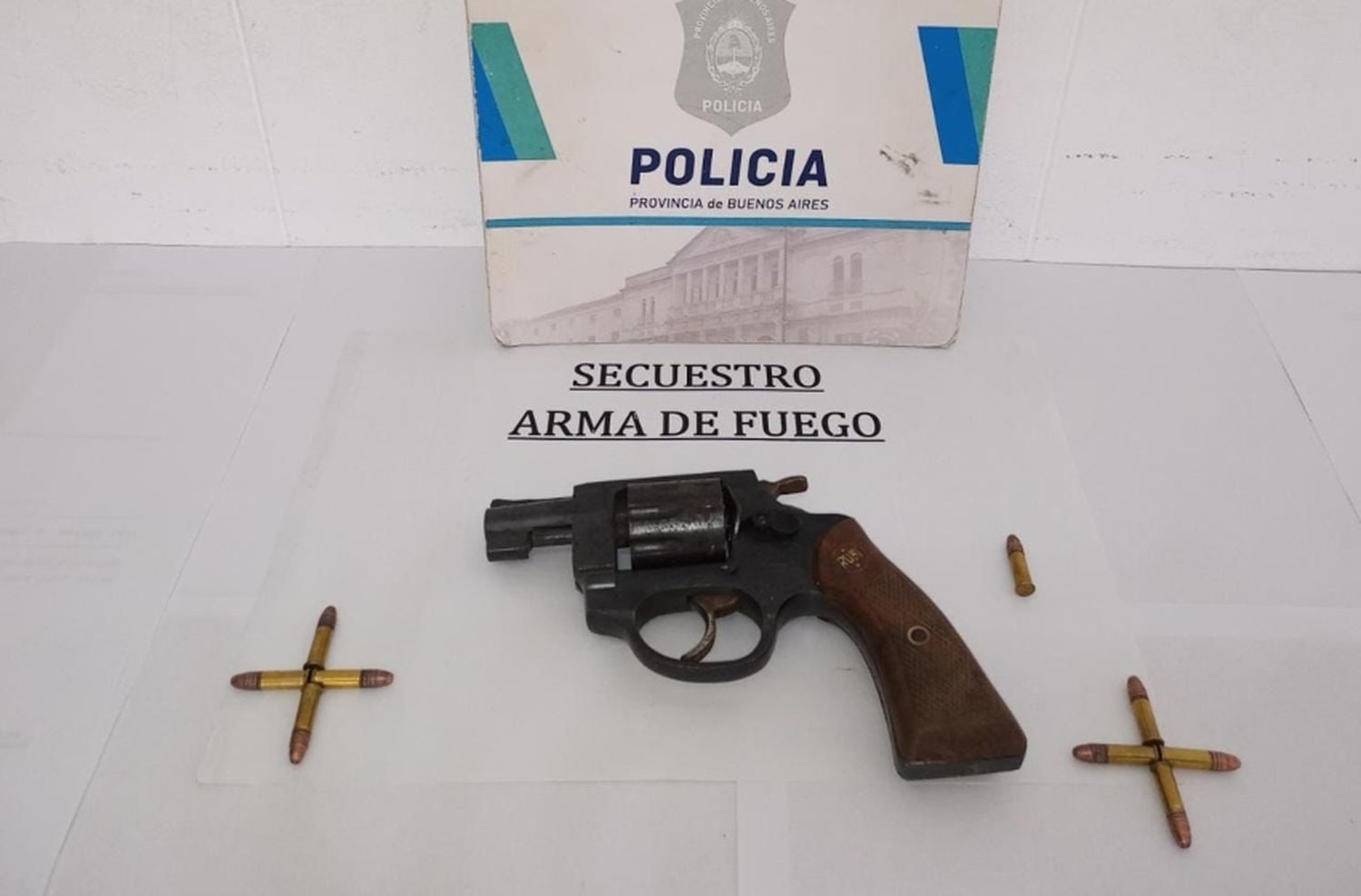 Amenazó armado a sus vecinos pero salió corriendo cuando vino la policía