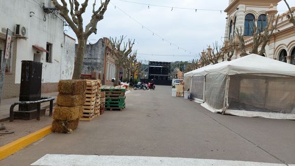 Fiesta de la Naranja: preparan los stands de la feria, que ya no tiene cupo