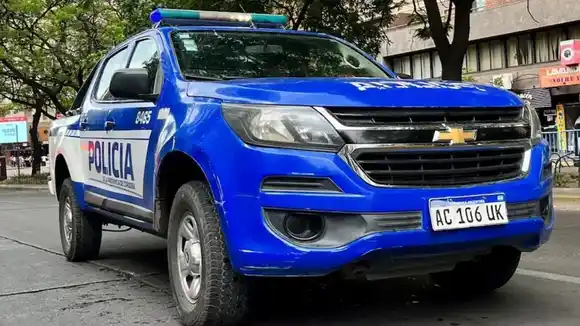 Detuvieron a un hombre por amenazar a un policía con un martillo y dañar el móvil del oficial