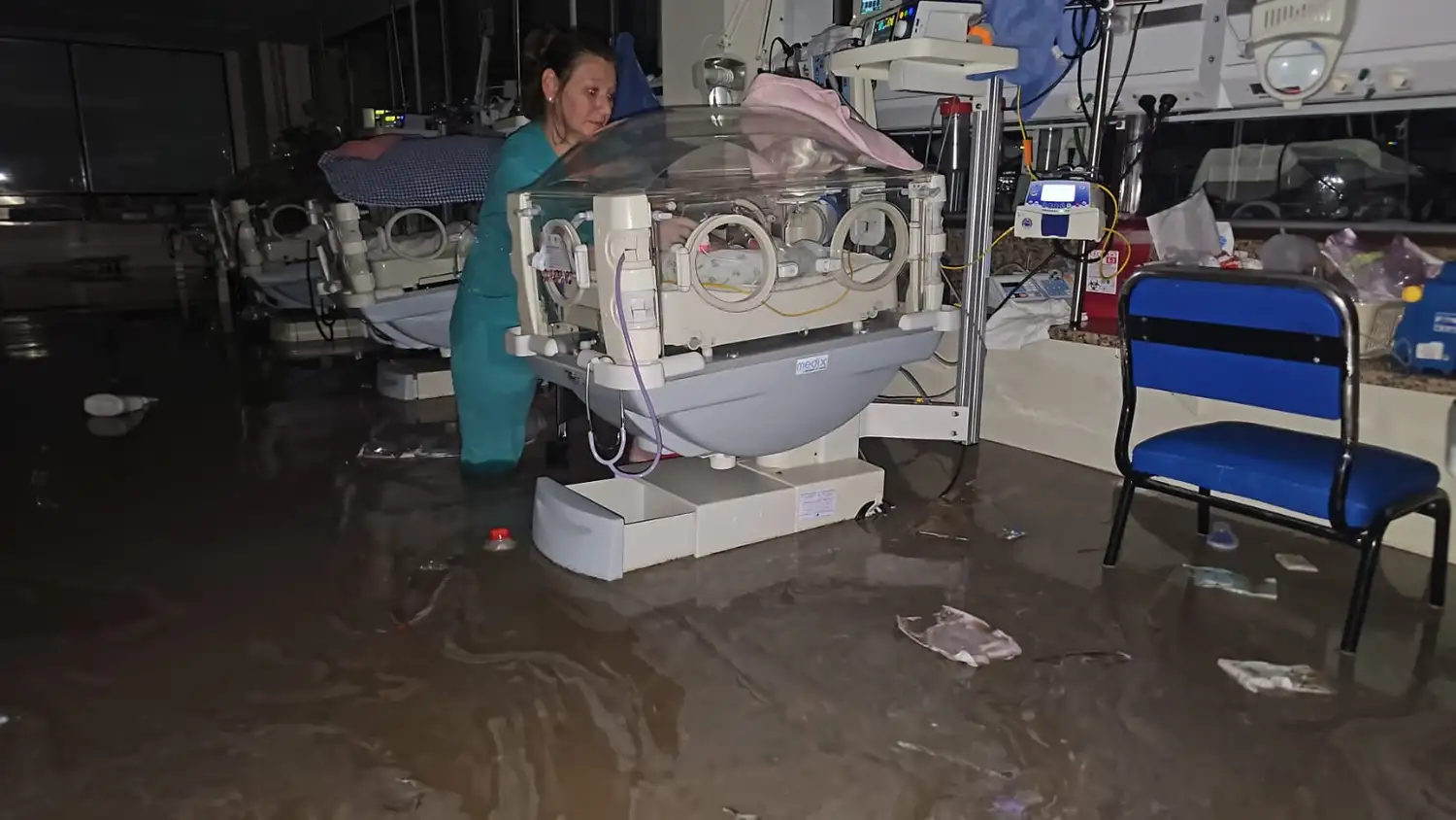 El área de Neonatología del Penna, inundada este viernes 7 de marzo. (X @mariaeva40451)