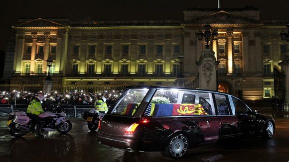 Los restos de Isabel II reposan en el Palacio de Buckingham