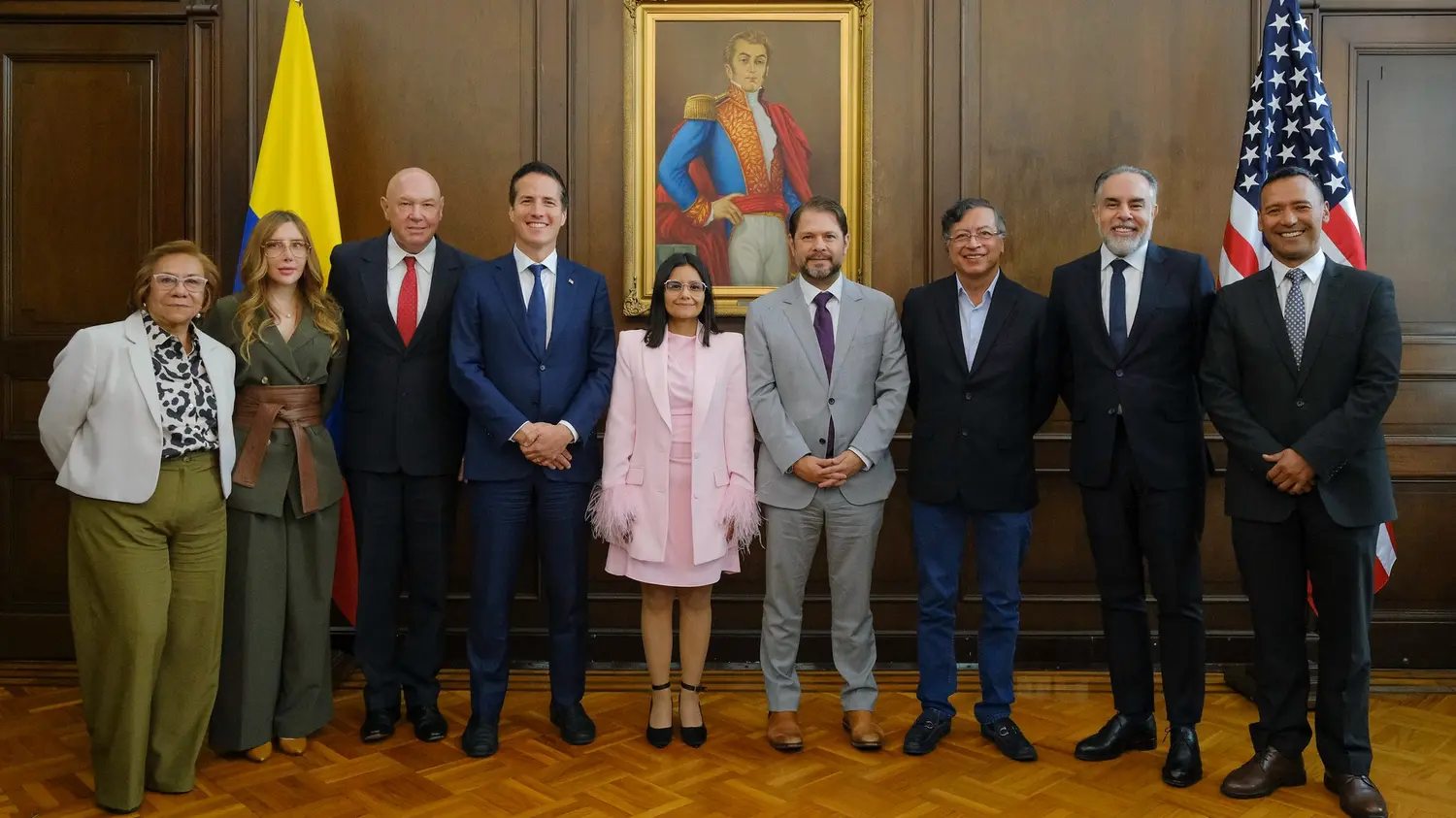 El presidente Gustavo Petro posa junto a los senadores estadounidenses Bernie Moreno y Rubén Gallego, así como delegados de ambos países, tras un encuentro en la Casa de Nariño.