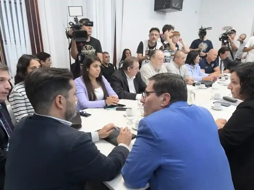 El decreto está firmado por el gobernador y los ministros Bastia, Olivares, Báscolo y Goity. Crédito: Luis Cetraro