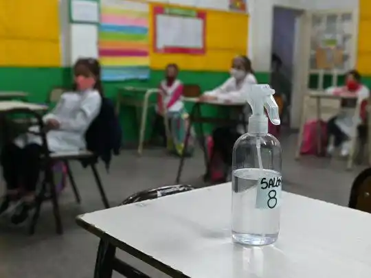 Cuáles son las justificaciones del decreto que suspende las clases presenciales