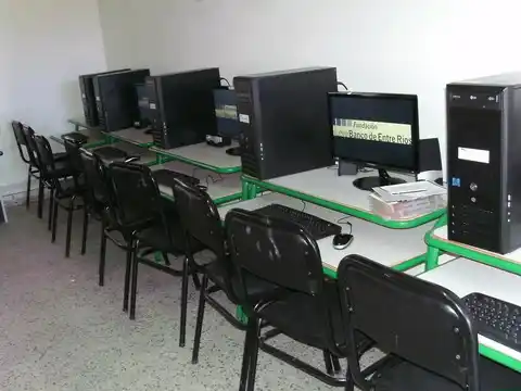 Equiparon siete aulas informáticas