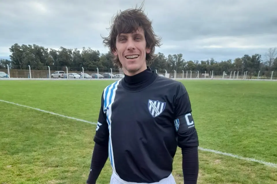 Rivadavia goleó en Fernández y sigue como solitario escolta
