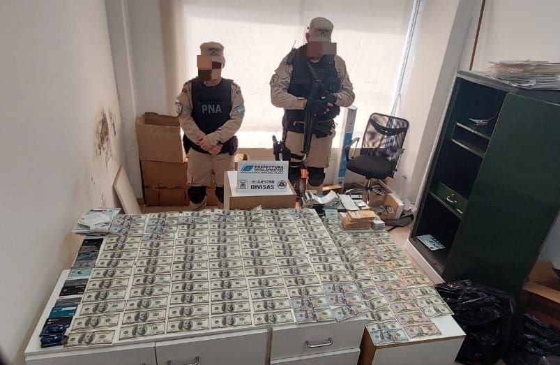 Identificaron a cuatro personas y secuestraron elementos electrónicos, una suma millonaria de dinero y documentación de interés.
