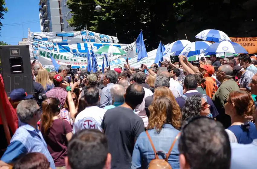 Municipales aceptaron en asamblea el 36% de aumento