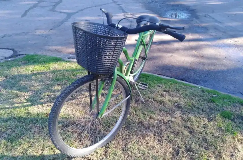 Un hombre atropelló a un ciclista que debió ser trasladado al HIGA