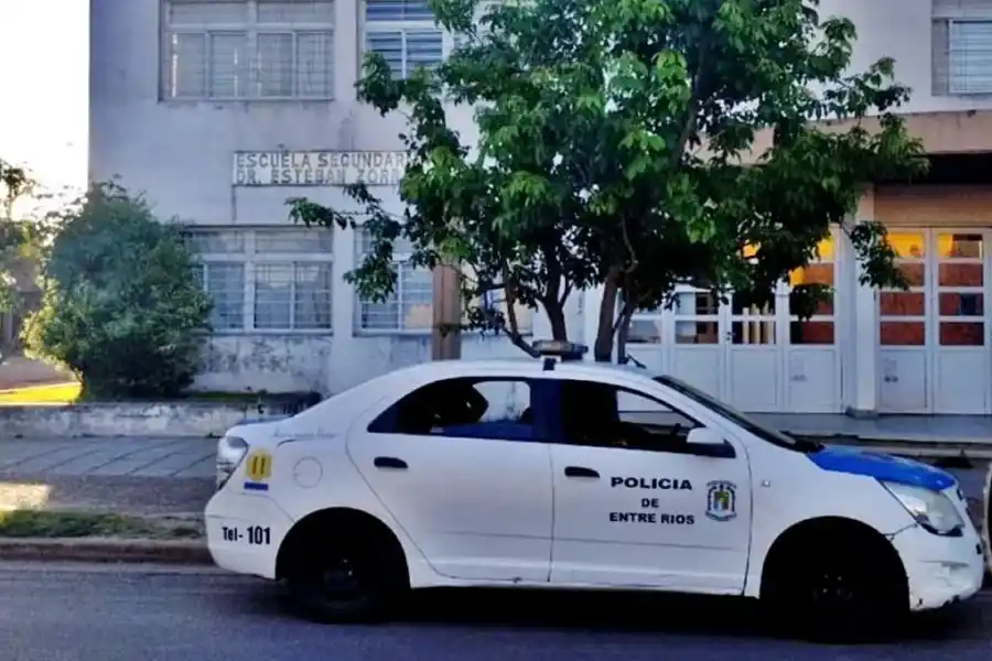 Violencia en la escuela: un alumno y su tutor amenazaron con cuchillos a compañeros y padres