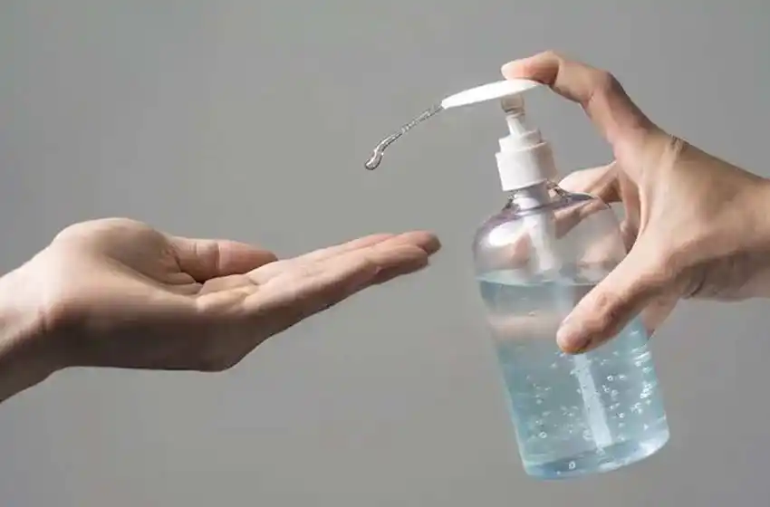 La Anmat prohibió la venta de un alcohol líquido y otro en gel