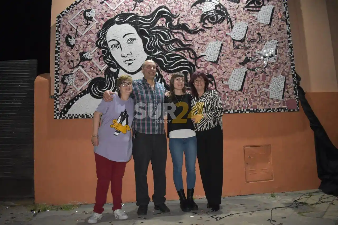 “Tradición Pop” en Elortondo: presentaron mural de mosaicos por el 90 aniversario de la Biblioteca