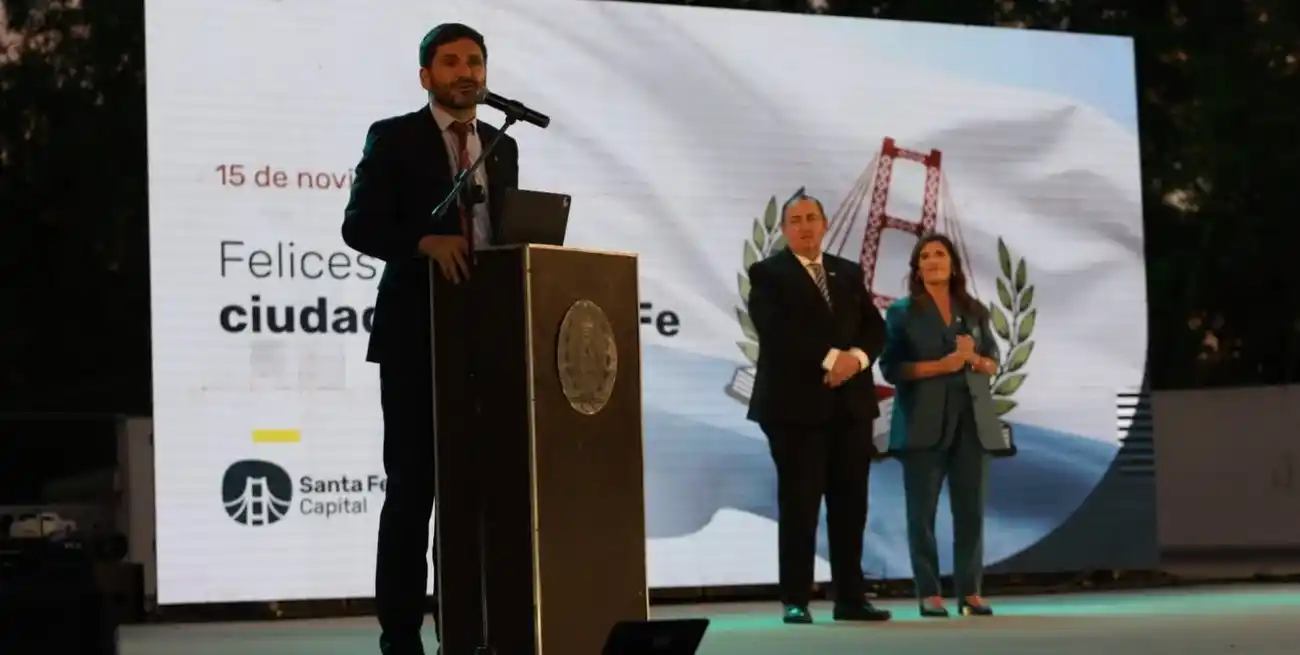 Pullaro dialogó con la prensa tras el izamiento de la nueva bandera de Santa Fe en el Parque del Sur. Foto: Gentileza