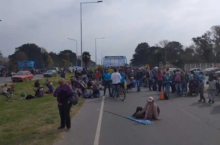 Organizaciones sociales levantaron los cortes en las rutas 2 y 88