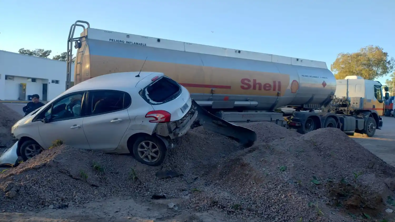 Atravesó un montículo de tierra y chocó contra un camión de combustible estacionado en una YPF