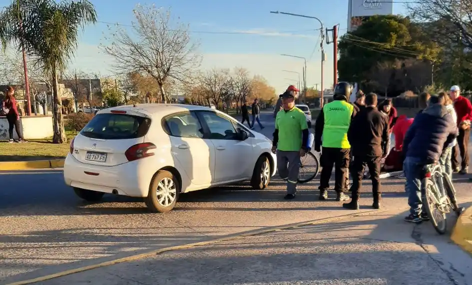 Una mujer herida en un accidente en la rotonda de Ameghino y Almafuerte