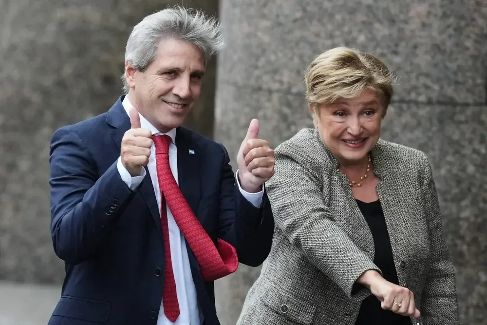 La titular del FMI, Kristalina Georgieva, junto al ministro de Economía, Luis Caputo, en la puerta del Palacio de Hacienda.