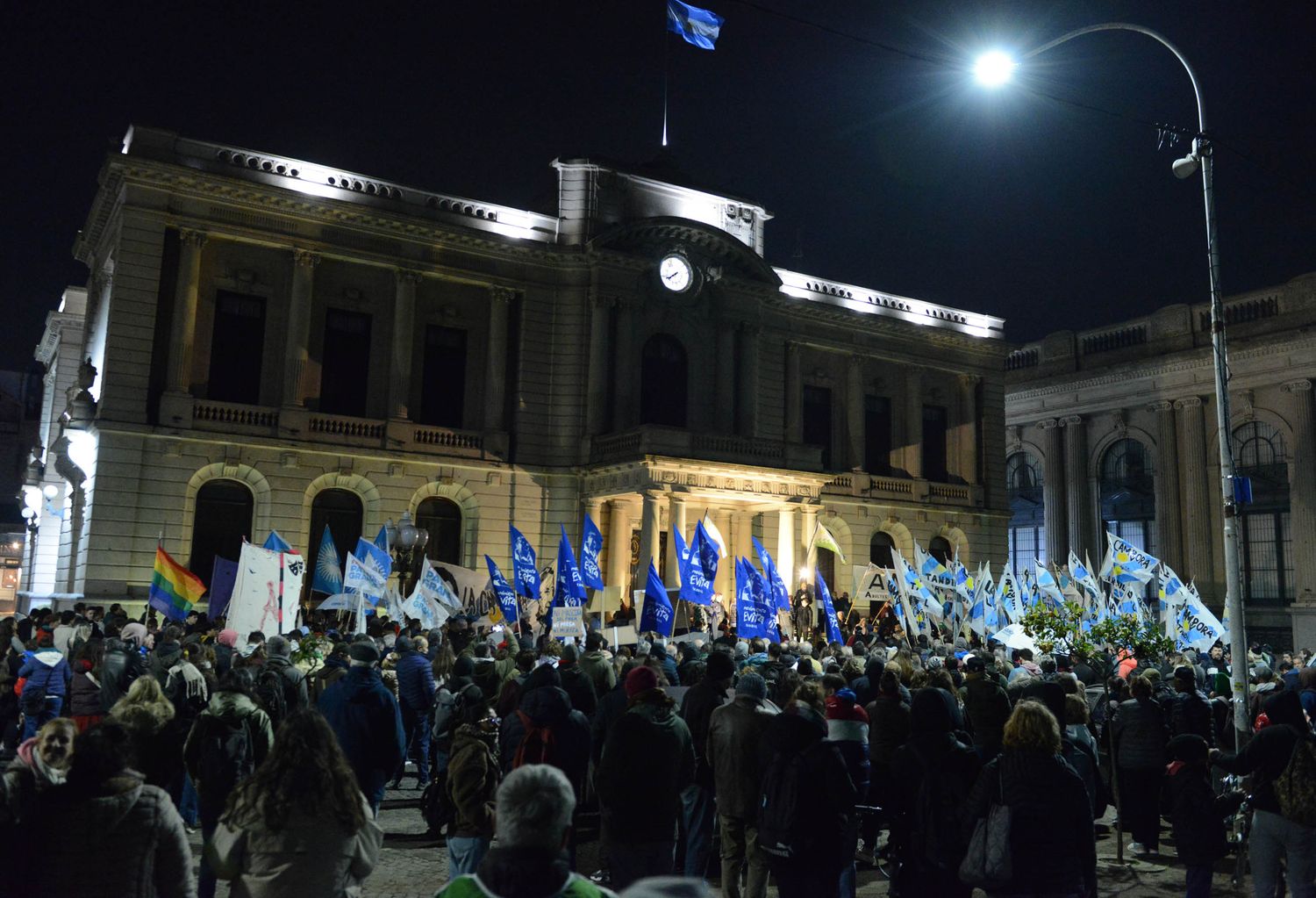 Hubo marcha en apoyo a Cristina Fernández, en defensa de la democracia y en contra de la proscripción