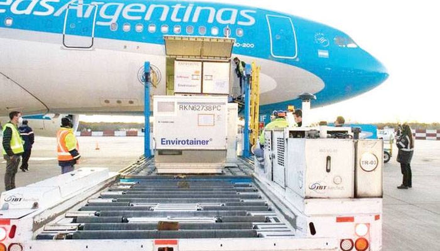 Llegó a Ezeiza el vuelo AR1079 de Aerolíneas Argentinas,  proveniente de Pekín, con 768 mil dosis de Sinopharm