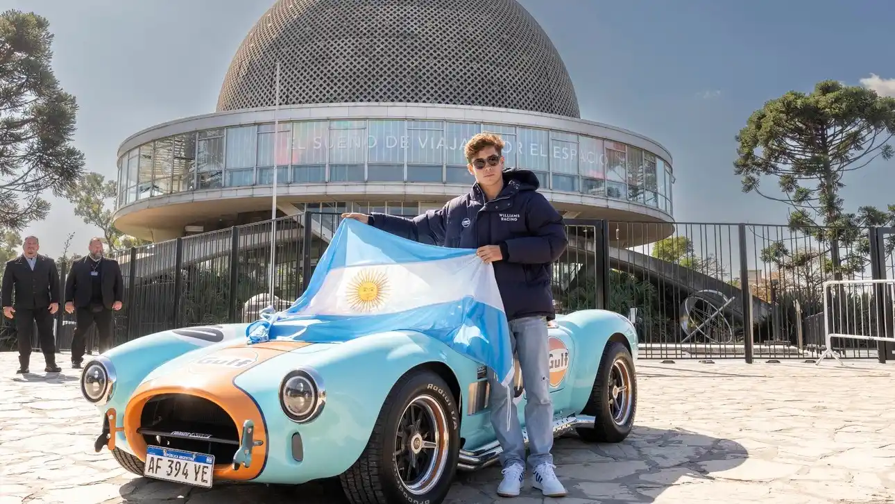 Franco Colapinto con la bandera de Argentina en el Planetario. Foto:Juan Lopetegui.