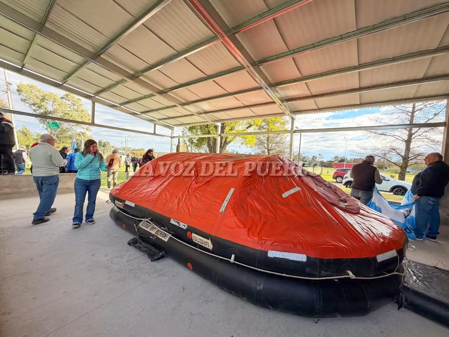 El domingo se pudo apreciar la balsa y el avance de la obra en el espacio donde será exhibida (Foto gentileza Lucas Chillemi)