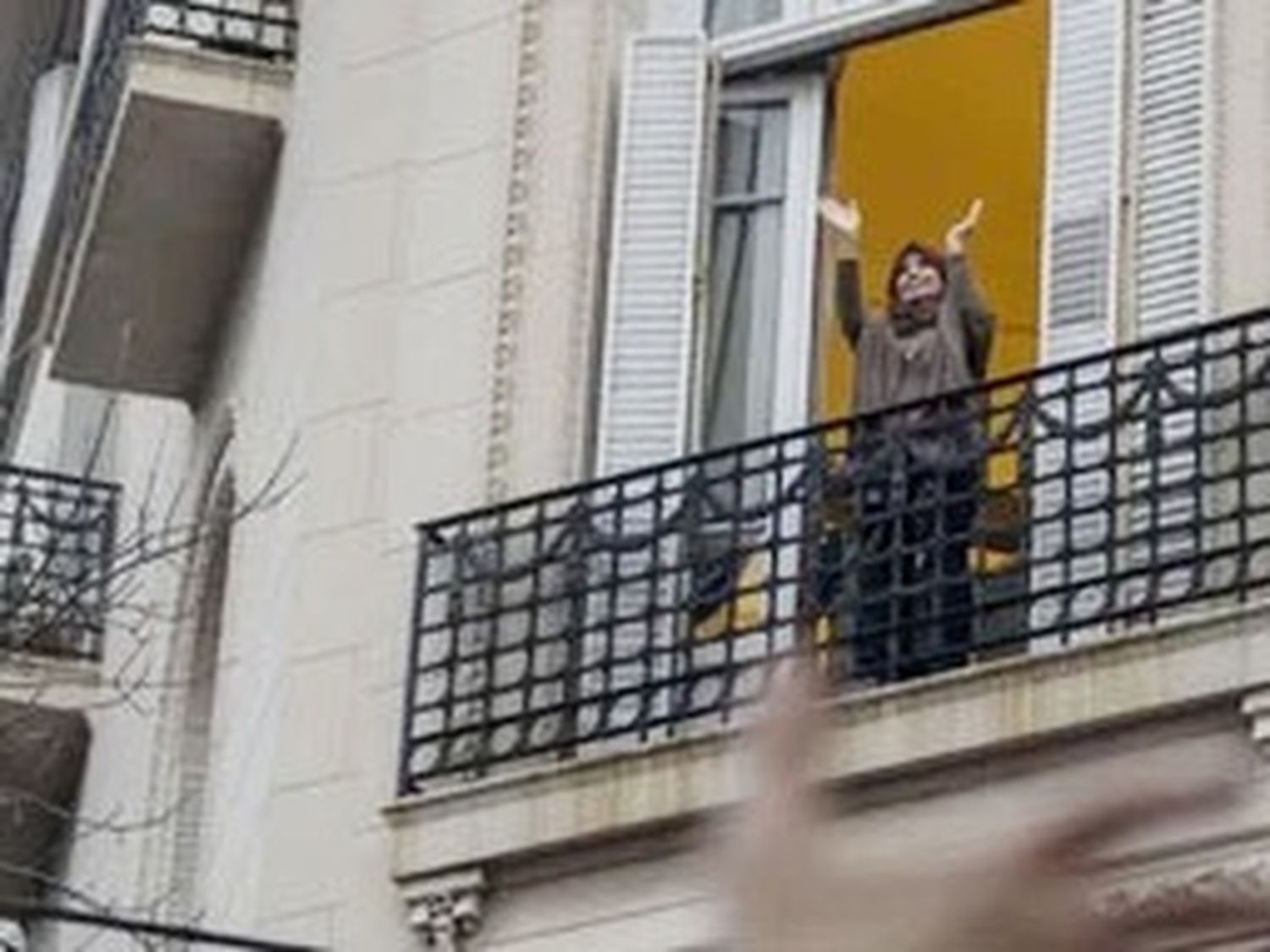 EL BALCON ¿Puede una opositora saludar? Cuando jueces hacen política