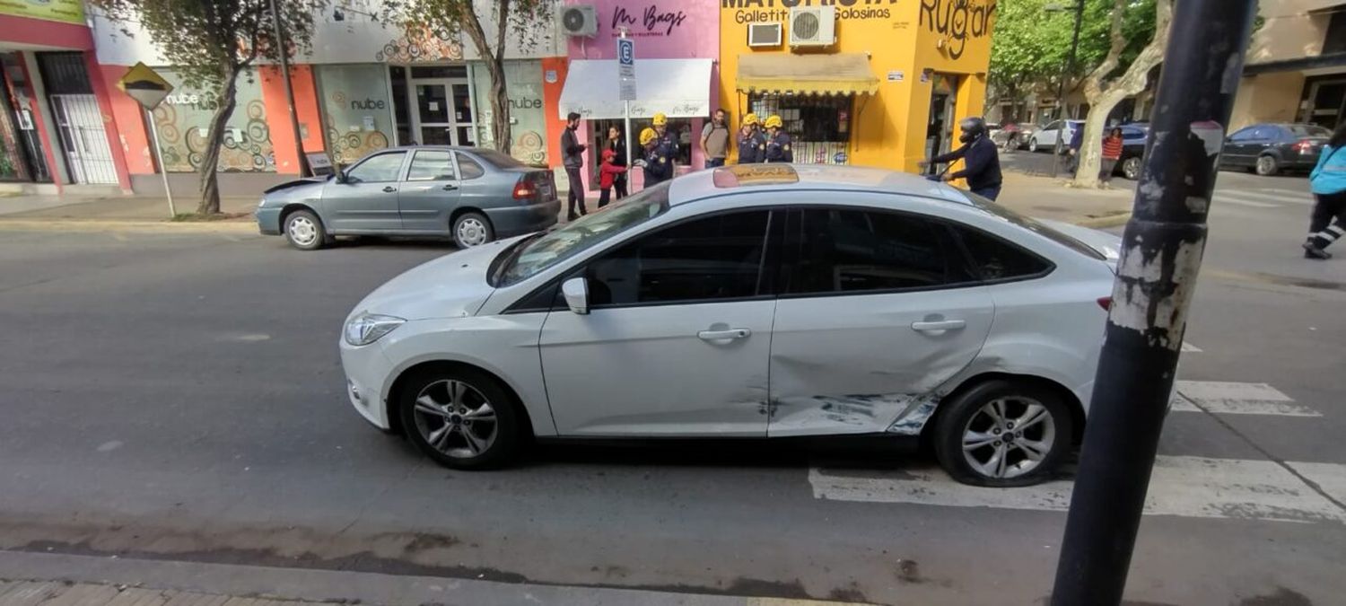 Una persona trasladada al hospital tras violento choque en pleno centro venadense 