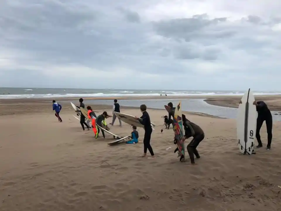 Un incansable trabajo por amor a las olas