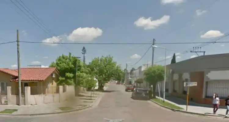 Motochorros tiraron al piso a una señora de 75 años para robarle la bolsa de los mandados