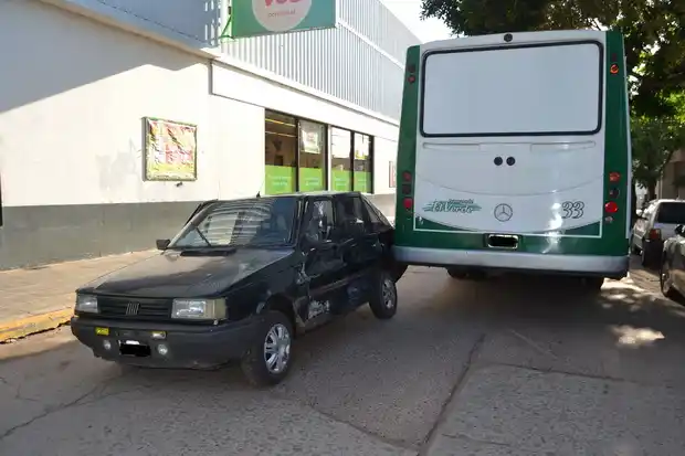 Un colectivo chocó un auto y lo arrastró media cuadra