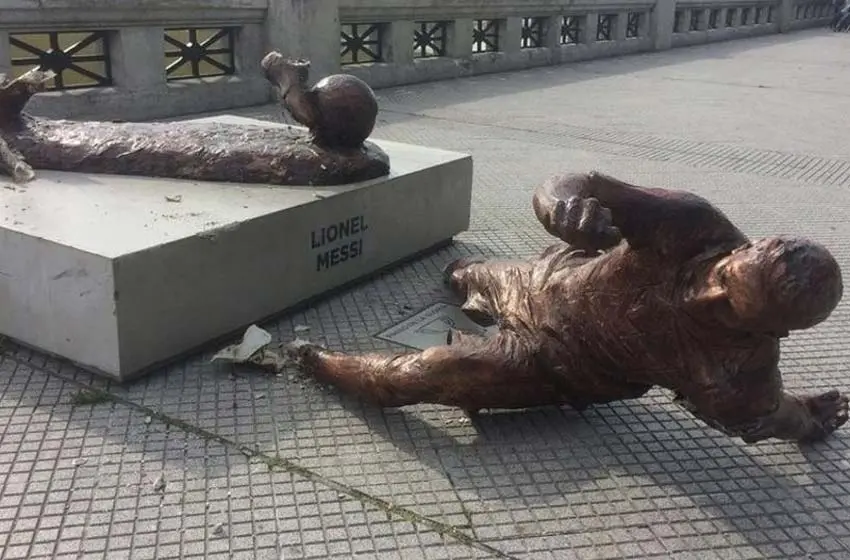 La estatua de Messi vandalizada en suelo porteño