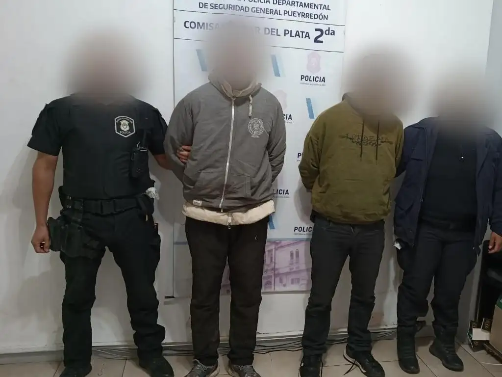 Intentaron robar un auto con un arma de utilería y fueron detenidos tras un llamado al 911