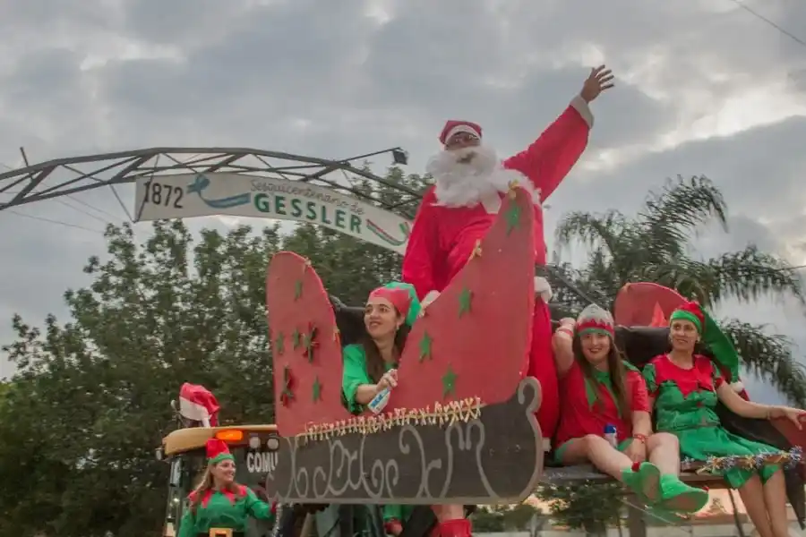 Un Papá Noel que repartió regalos en una retroexcavadora causó sensación en Gessler