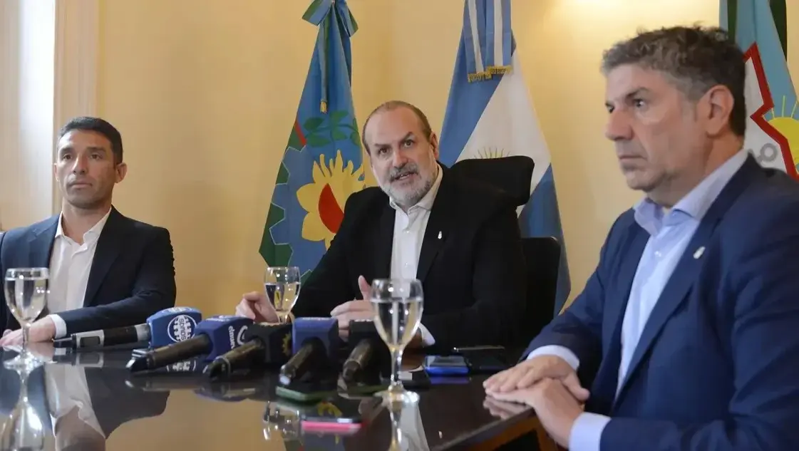 “Esto afecta al 100% de los bahienses”, sostuvo el jefe comunal durante una conferencia de prensa.
