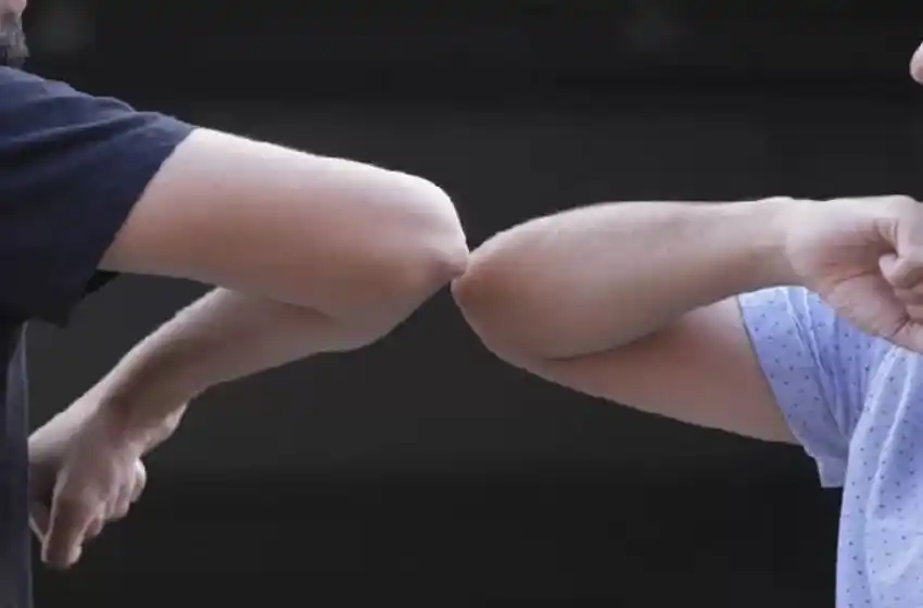 La OMS ahora aconseja que el saludo con el codo se reemplace por llevar la mano al corazón