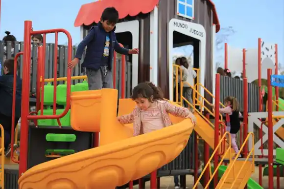 Viotti inauguró un juego infantil en el Barrio Fátima