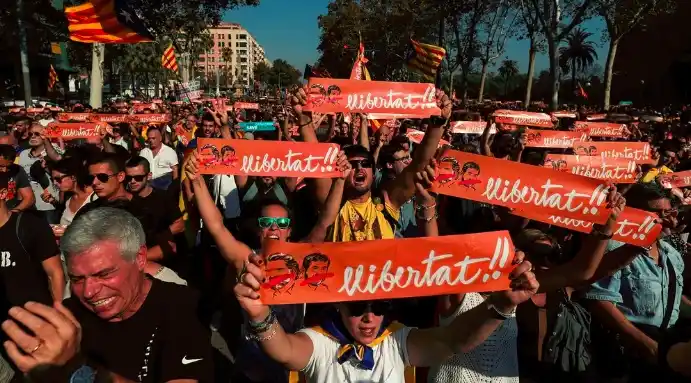 El parlamento catalán proclamó su independencia de España 