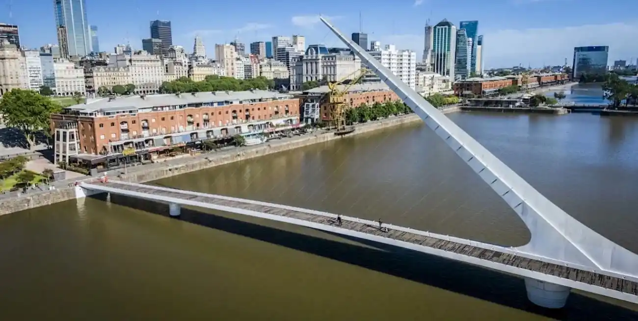 Un hombre se arrojó desde el puente de la Mujer.