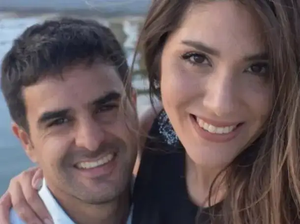 Una cámara de seguridad ubicada en un comercio de calle 50 y 53 de la localidad de Necochea captó el momento en el que Javier Cerfoglio golpeaba violentamente a su pareja.