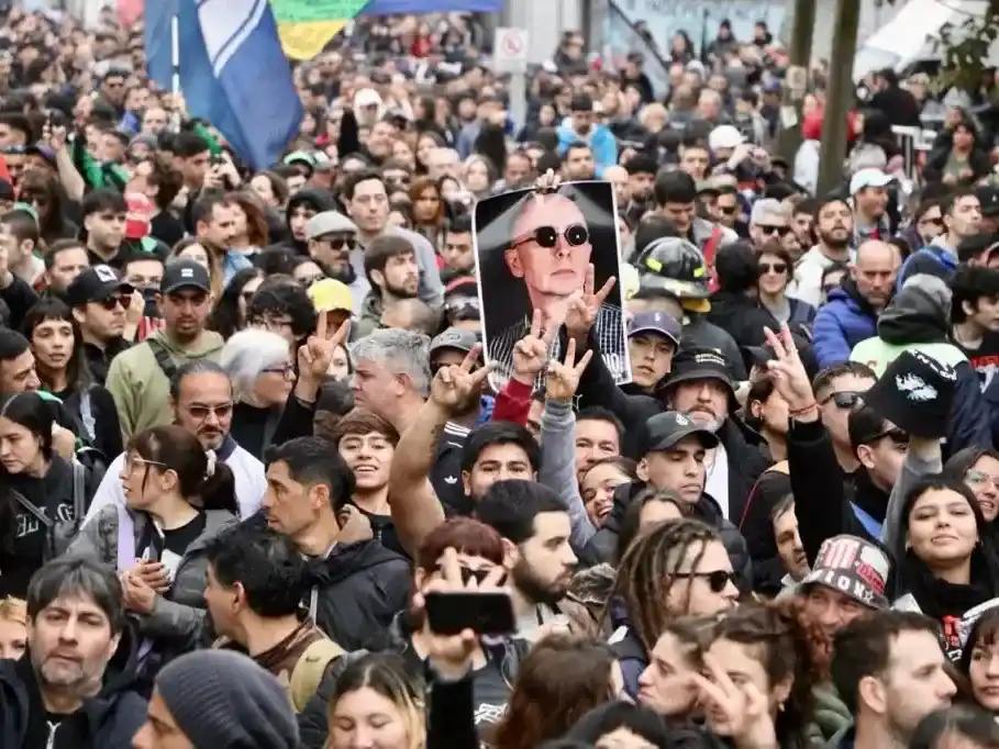 Multitudinaria despedida al Indio Solari: cerraron las puertas y la fila llegó a los 8 kilómetros
