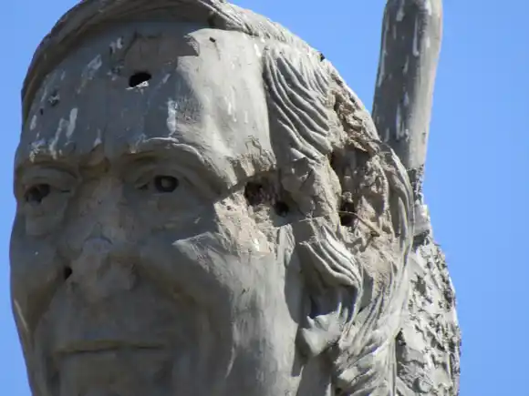 Atacaron con disparos un monumento a Kirchner en Vedia: Qué dijeron los autores de la obra